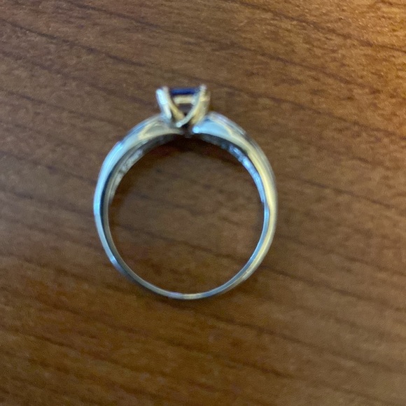 Stunning Tanzanite and diamond ring set in platinum and 14k gold prongs. - Picture 2 of 3